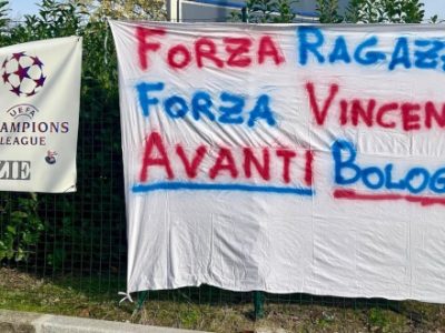 Striscione per la squadra e mister Italiano a Casteldebole: 