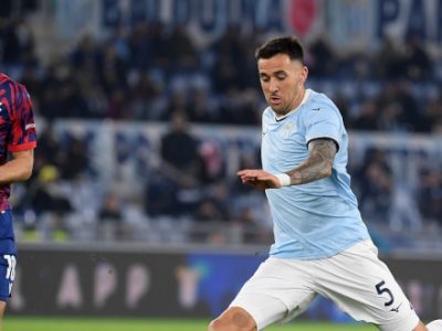 Pobega rovina la serata del Bologna, la Lazio fa festa e vola: rossoblù in dieci per un'ora e battuti 3-0, seconda sconfitta in campionato