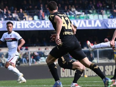 L'analisi di Open VAR su Verona-Bologna: regolari i gol di Cambiaghi (mani di Dominguez non punibile) e Mosquera (tocco di ascella)